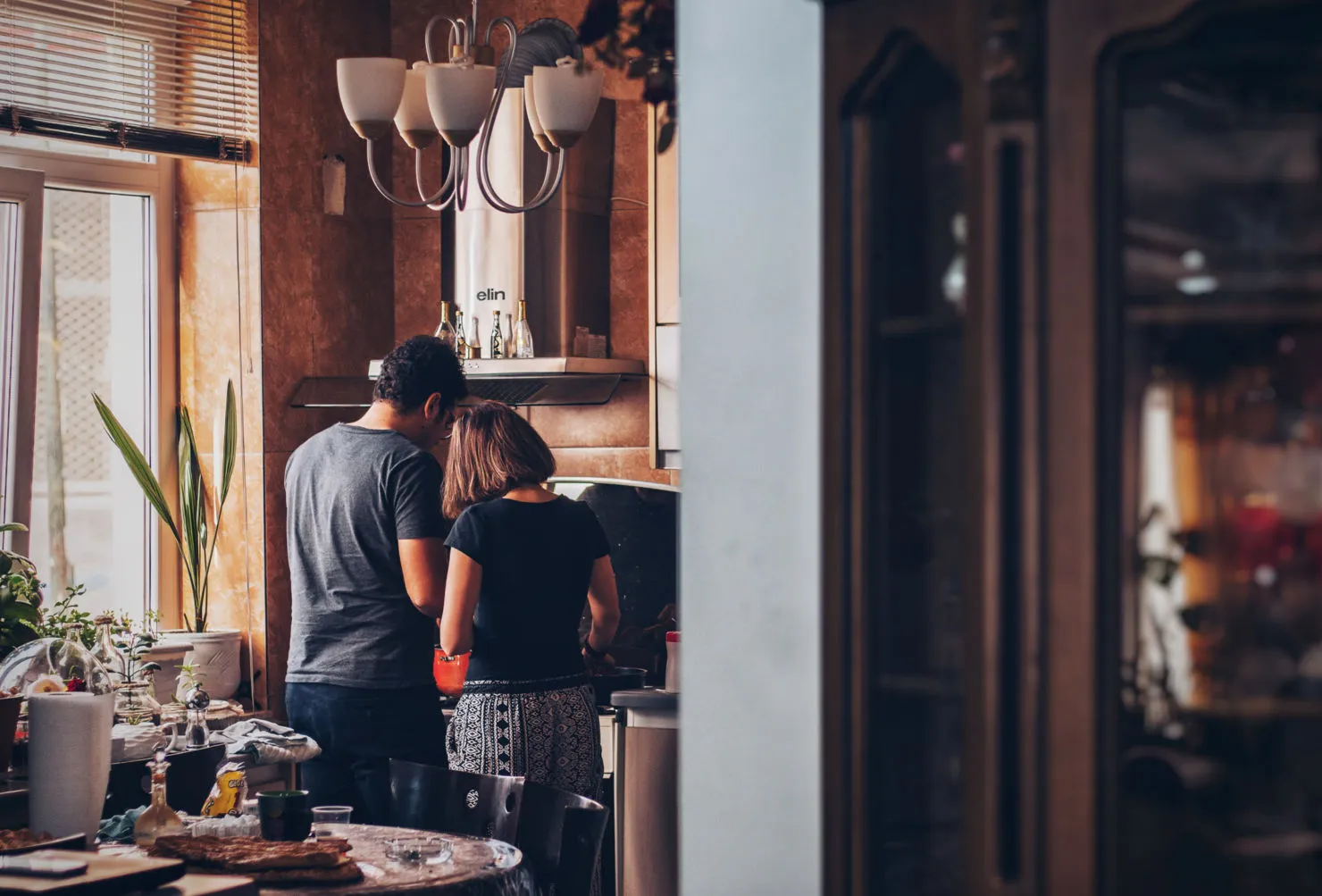 Pareja cocinando juntos en la cocina