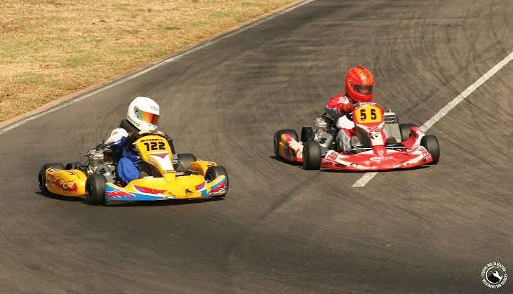 Dos karts compitiendo en un circuito
